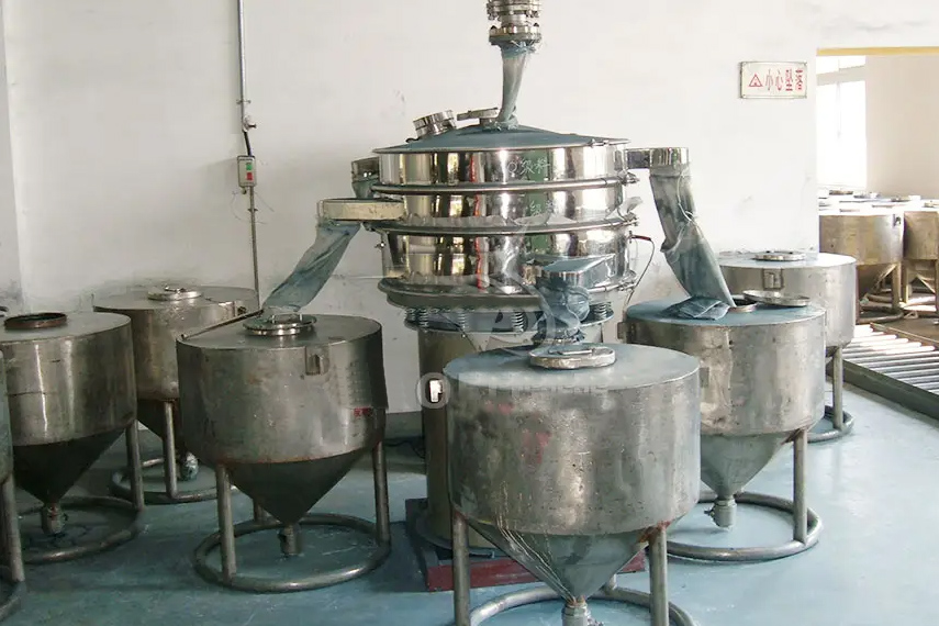 振蕩篩主要特點(diǎn)：換網(wǎng)容易，全封閉模式粉末不飛揚(yáng)，可連續(xù)作業(yè)